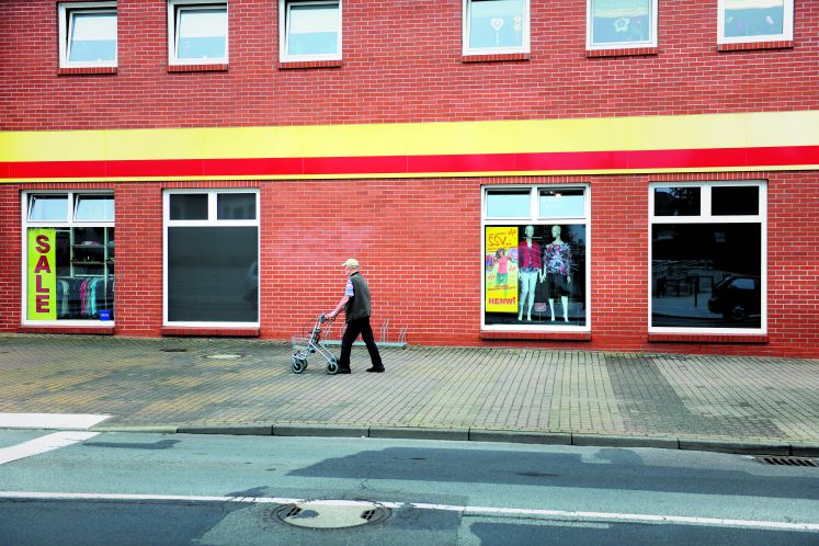 In Torgelow läuft alleine ein älterer Herr den Bürgersteig entlang. 