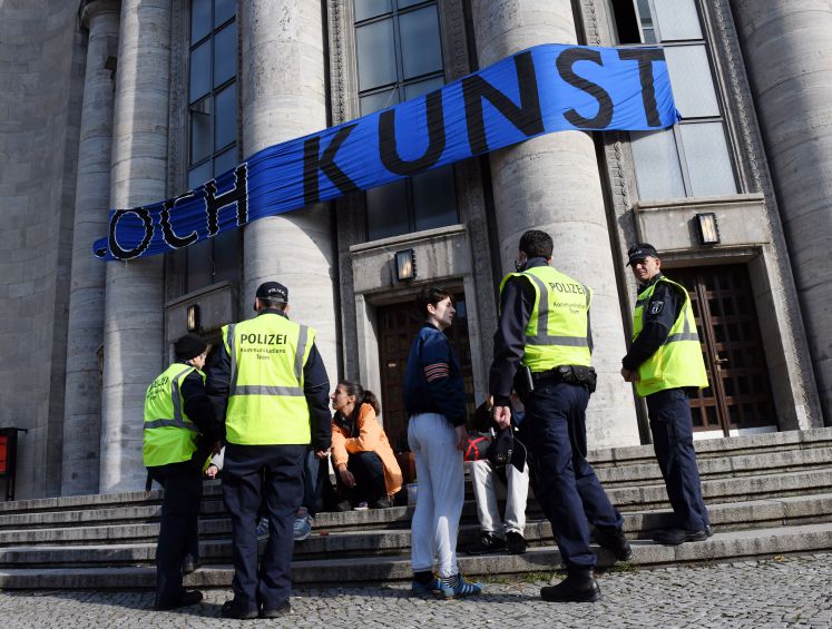 Polizisten sprechen am 28.09.2017 an der besetzten Volksbühne in Berlin mit Kunst- und Politaktivsten.