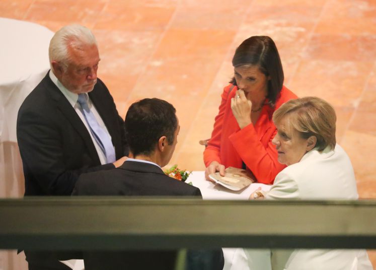 Bundeskanzlerin Angela Merkel spricht bei den Sondierungsgesprächen mit Wolfgang Kubicki, Cem Özdemir und Katrin Göring-Eckardt