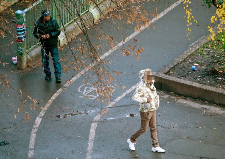 Zwei Menschen stehen im Görlitzer Park in Berlin