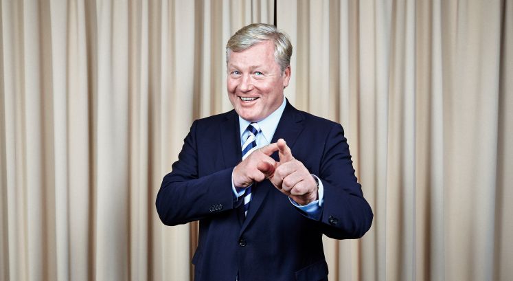 Bernd Althusmann lacht jovial in die Kamera