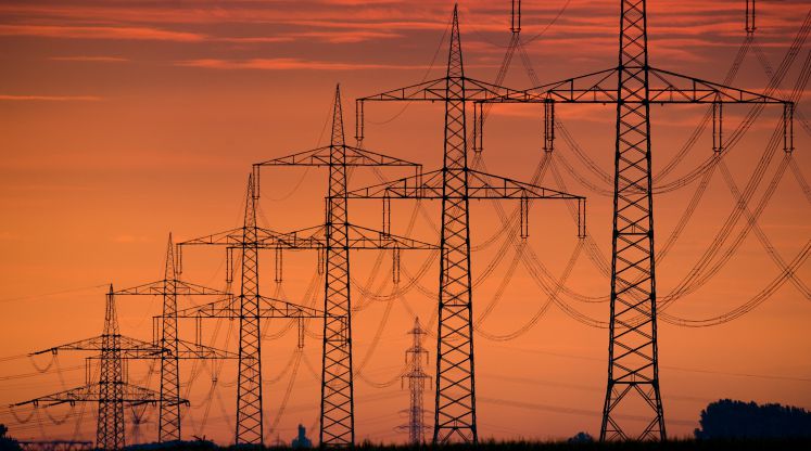 Strommasten im Sonnenuntergang