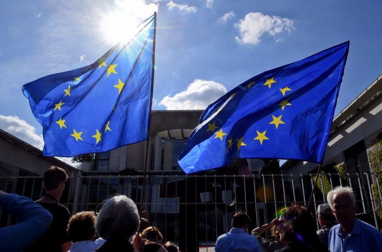Europa-Fahnen vor dem Bundeskanzleramt