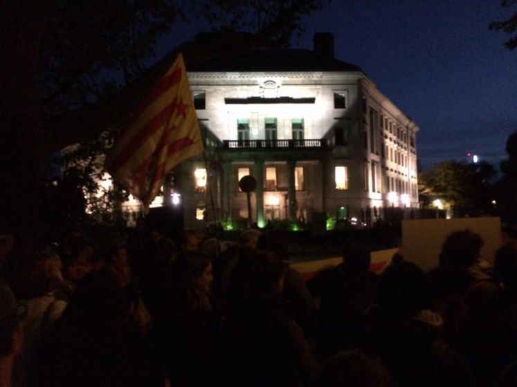 Demonstranten mit Flagge vor dem Gebäude der spanischen Botschaft in Berlin