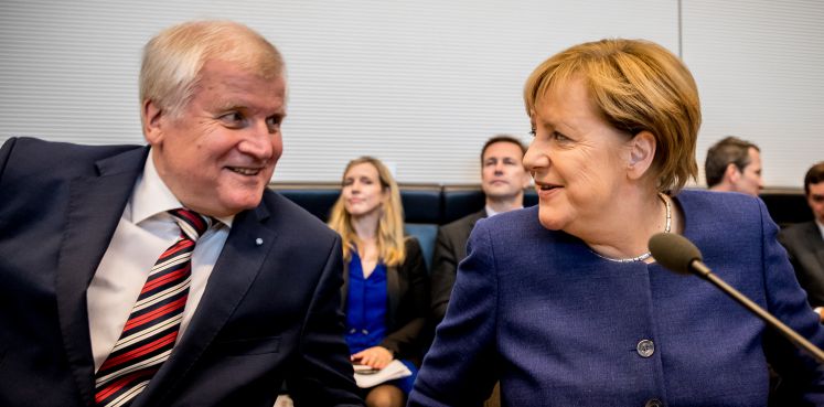Horst Seehofer und Angela Merkel schauen sich an