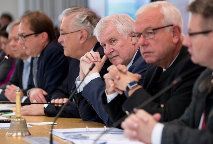 Der Verkehrsminister Alexander Dobrindt, der bayerische Innenminister Joachim Herrmann (l-r, alle CSU), der bayerische Ministerpräsident Horst Seehofer und der Fraktionsvorsitzende Thomas Kreuzer sitzen am 27.09.2017 im bayerischen Landtag in München (Bayern) vor einer CSU-Fraktionssitzung auf ihren Plätzen. 