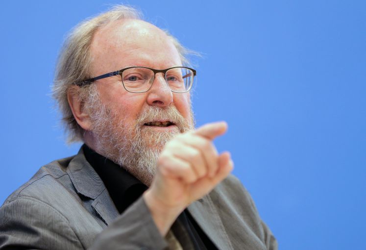 Wolfgang Thierse erhebt mahnend den Zeigefinger