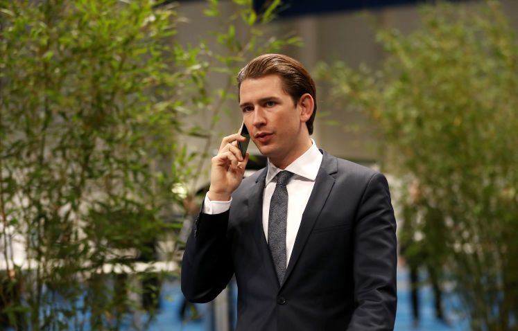 Sebastian Kurz beim Telefonieren mit dem Mobiltelefon