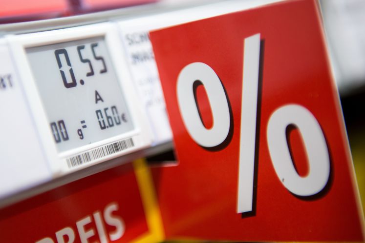 Ein elektronisches Preisschild, aufgenommen am 28.01.2015 in einem Supermarkt von Rewe in Düsseldorf