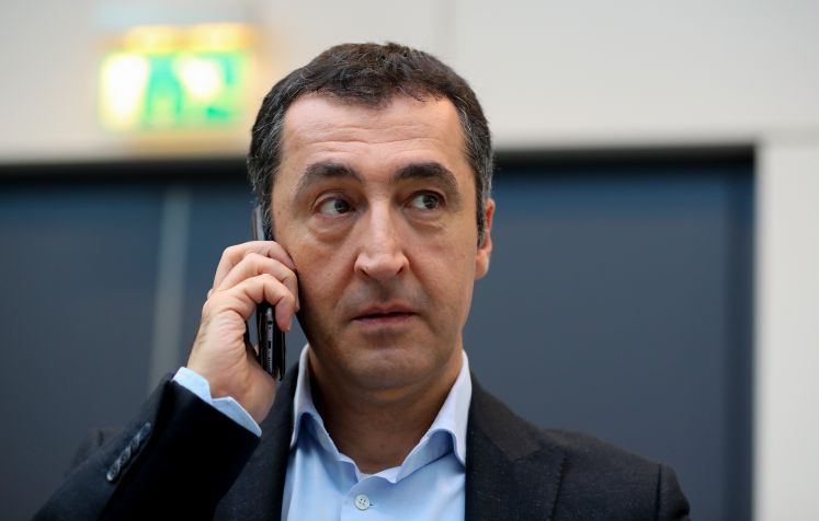 Cem Özdemir spricht am Telefon.