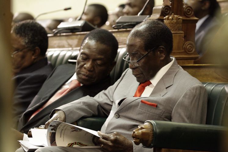 Der bisherige Präsident von Simbabwe Robert Mugabe (rechts) neben dem ehemaligen Vize-Präsidenten und jetzt neuen Präsidetnen Emmerson Mnangagwa (links)