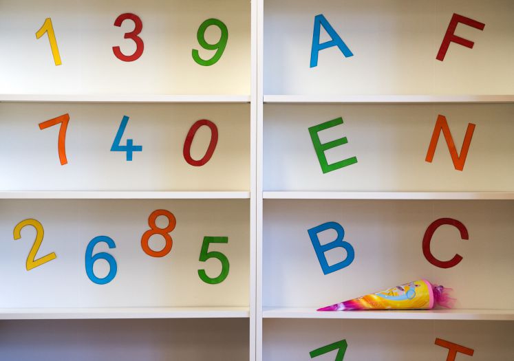 Ziffern und Buchstaben in einem Regal