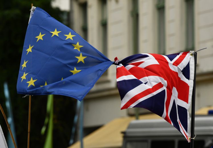 Eine britische und eine Europaflagge sind am 20.07.2017 vor Clärchens Ballhaus in Berlin miteinander verknotet