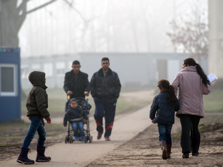 Flüchtlinge und ihre Kinder gehen am 23.11.2016 über das Gelände der Zentralen Ausländerbehörde (ZABH) in Eisenhüttenstadt (Brandenburg)