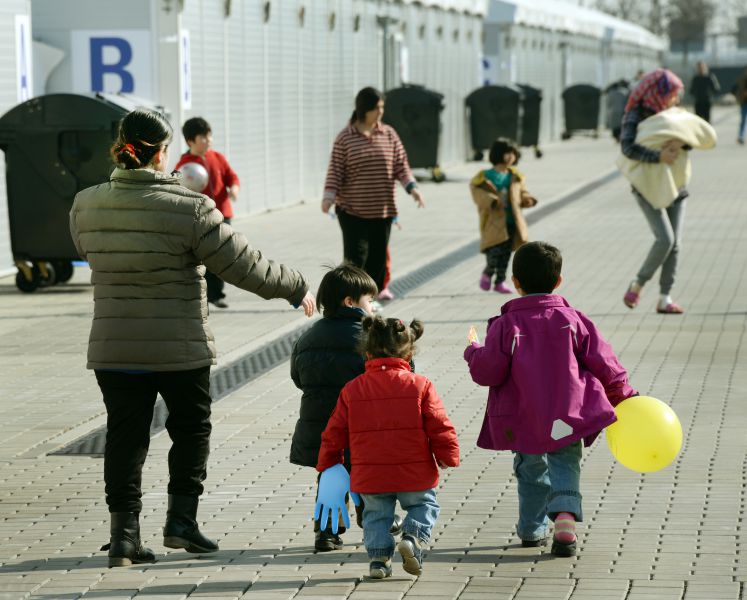 Flüchtlingsmutter mit ihren drei Kindern