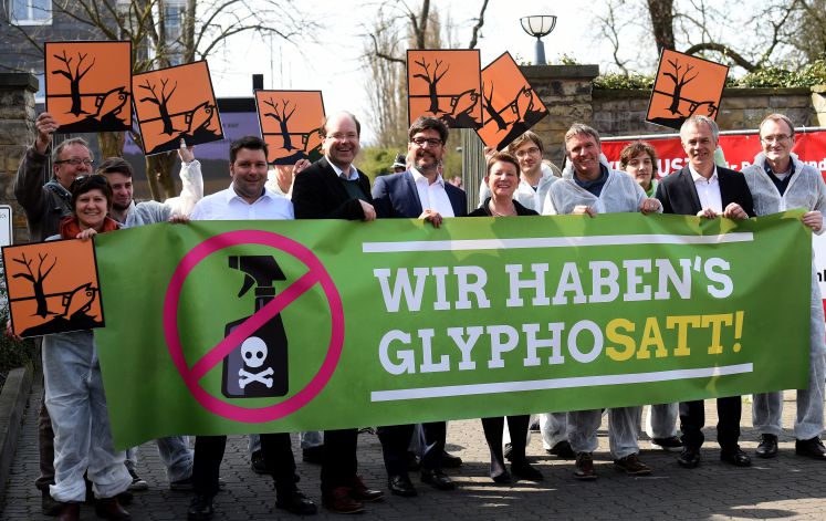 Niedersächsische Grünen-Politiker halten zusammen mit niedersächsischen Grünenpolitikern am 30.03.2017 in Hannover (Niedersachsen) vor dem Tagungszentrum der Agrarministerkonferenz ein Plakat mit der Aufschrift "Wir haben's Glyphosatt!" in den Händen