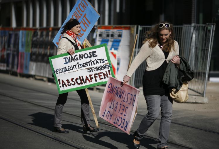 Frauen mit Plakten bei Pro-Intersexualität-Demo in Berlin