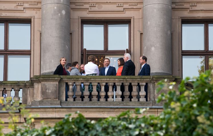 Politiker der Jamaika-Parteien auf dem Balkon zwischen den Sondierungsgesprächen
