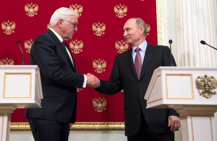 Bundespräsident Frank-Walter Steinmeier (l) und der russische Präsident Wladimir Putin äußern sich am 25.10.2017 bei einer Pressekonferenz nach ihrem Gespräch im Kreml in Moskau (Russland).