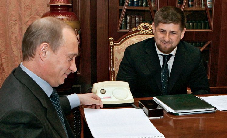 Ramsan Kadyrow und Wladimir Putin sitzen an einem Tisch