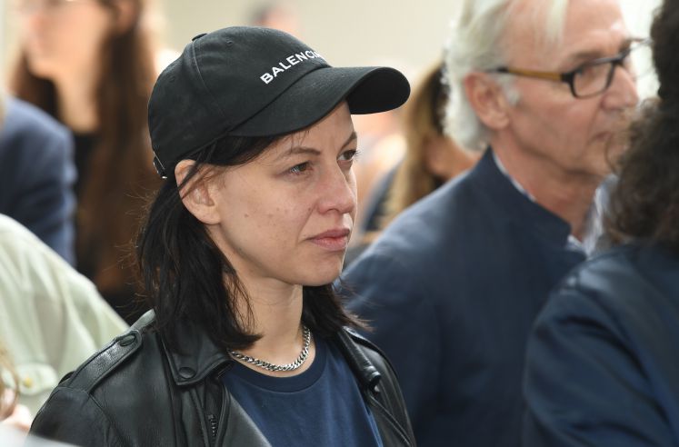 ie Künstlerin Anne Imhof ist am 10.05.2017 in Venedig (Italien) vor Beginn der 57. Internationale Kunstausstellung, der Biennale (La Biennale di Venezia) vor dem Deutschen Pavillon zu sehen