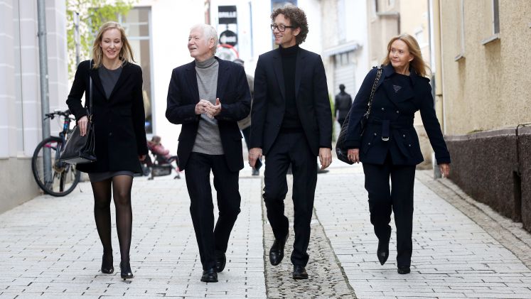 Anton Schlecker, seine Frau Christina und seine Kinder Meike und Lars laufen durch Ehingen