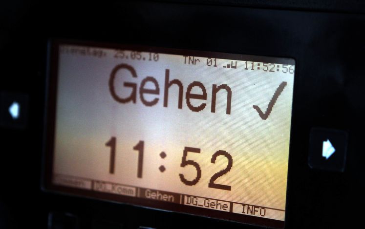 Die Stechuhr am Ausgang der hessischen Staatskanzlei in Wiesbaden zeigt am Dienstag (25.05.2010) das Wort "Gehen".