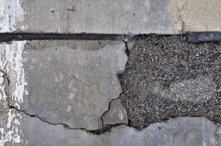 Risse und Flickstellen in der Betonfahrbahn der Autobahn A14 nahe der Anschlussstelle Mutzschen zeugen von Schäden durch den sogenannten Betonkrebs.