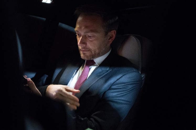 Christian Lindner, Bundesvorsitzender der Freien Demokratischen Partei (FDP), sitzt nach seinem Statement zum Scheitern der Jamaika-Sondierungen von CDU, CSU, FDP und Grünen vor der Landesvertretung von Baden-Württemberg in Berlin in seinem Auto.