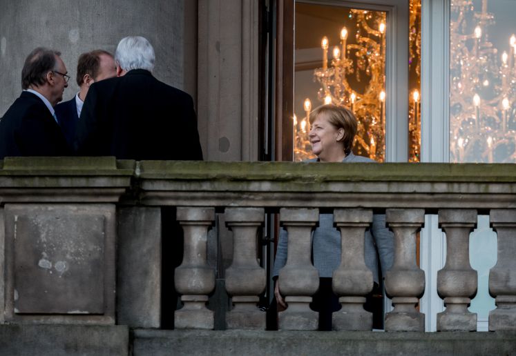 Bundeskanzlerin Angela Merkel (CDU) auf dem Balkon der Deutschen Parlamentarischen Gesellschaft in Berlin nach weiteren Sondierungsgesprächen von CDU, CSU, FDP und Bündnis90/Die Grünen.