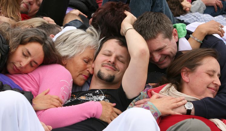 Kuschelnd liegen Teilnehmer des Kuschel-In am Donnerstag (02.09.2010) vor dem Brandenburger Tor in Berlin zusammen. 