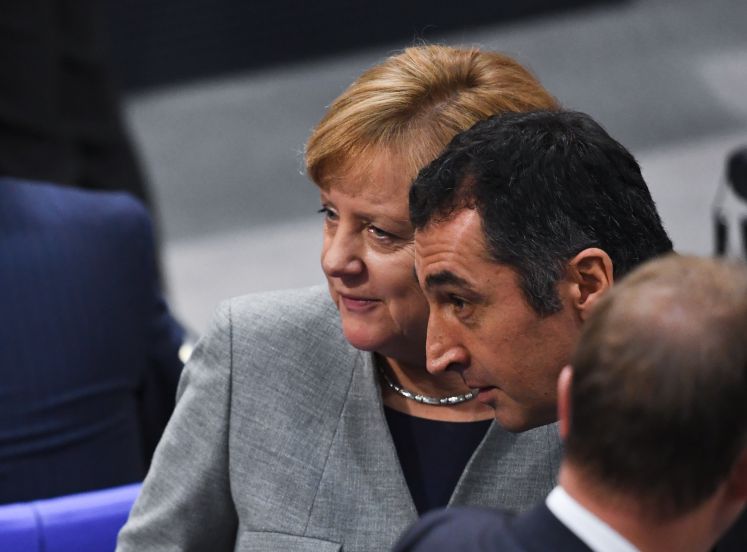 Die geschäftsführende Bundeskanzlerin Angela Merkel mit dem Grünen Spitzenkandidaten Cem Özdemir im Bundestag