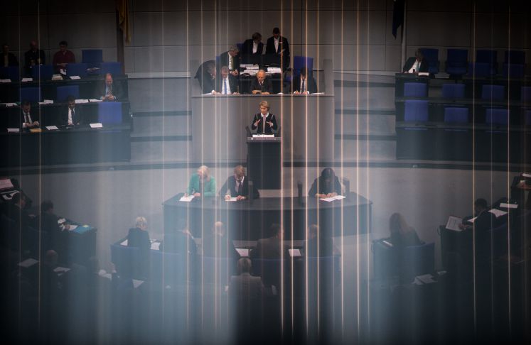 Verteidigungsministerin Ursula von der Leyen (CDU) spricht bei der Plenarsitzung des Deutschen Bundestages in Berlin.