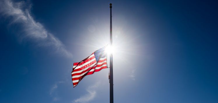 Eine US-Flagge weht auf Halbmast