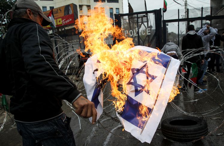 Demonstranten verbrennen am 10.12.2017 in Awkar, einem Vorort von Beirut (Libanon), eine israelische Flagge.
