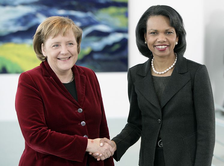 Bundeskanzlerin Angela Merkel (l) und die US-Außenministerin Condoleezza Rice treffen am Mittwoch (21.02.2007) in Berlin im Bundeskanzleramt zu einem Gespräch zusammen