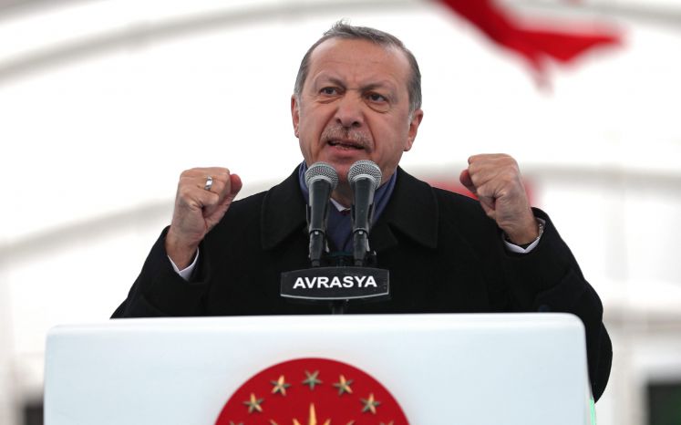Der türkische Präsident Erdogan hebt bei einer Rede wütend die Fäuste