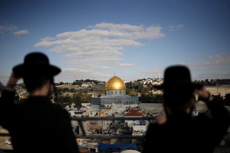 Zwei ultraorthodoxe Juden schauen auf den Felsendom in Jerusalem