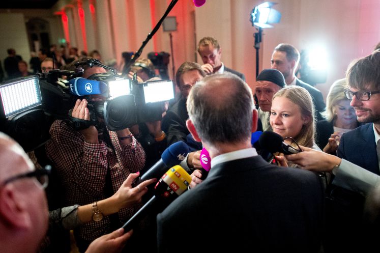 Niedersachsens Ministerpräsident Stephan Weil (SPD) spricht am 15.10.2017 in Hannover (Niedersachsen) auf der Wahlparty der SPD mit Journalisten. 