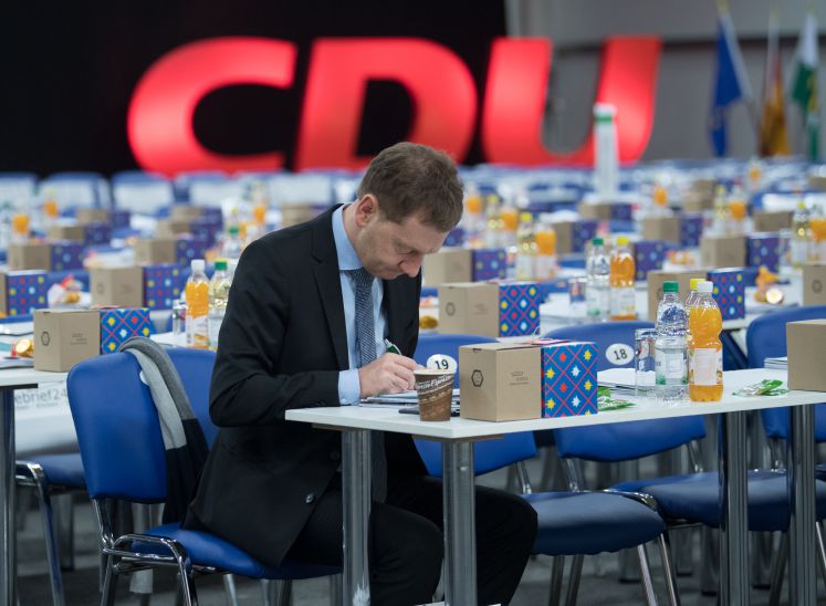 Michael Krteschmer sitzt allein im Plenum des Landesparteitages der CDU am 09.12.2017 in Löbau 