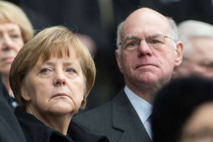 Bundeskanzlerin Angela Merkel, der Präsident des Deutschen Bundestages, Norbert Lammert (r) und der hessische Ministerpräsident Volker Bouffier (l, alle CDU) stehen beim Staatsakt für den gestorbenen Bundespräsidenten von Weizsäcker am 11.02.2015 am Berliner Dom in Berlin. 