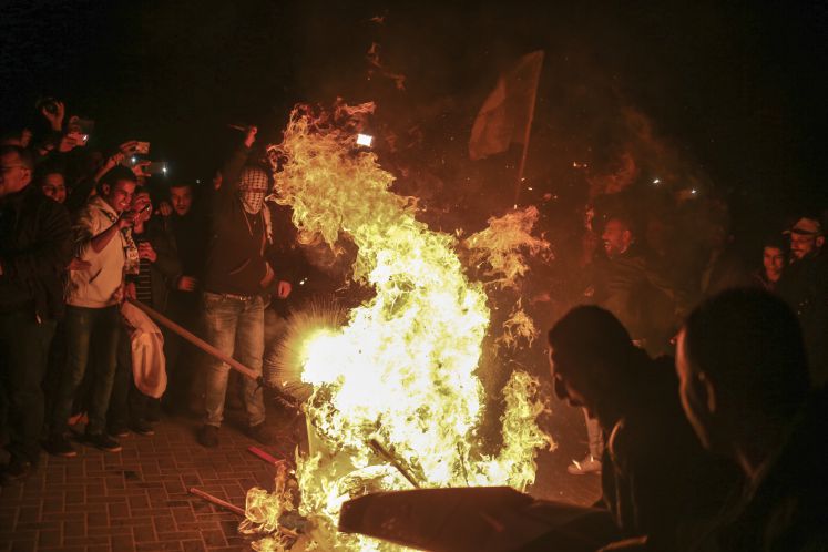  Fatah-Kämpfer verbrennen Fotos von US-Präsident Donald Trump während einer Protestkundgebung am 07.12.2017 in Gaza.