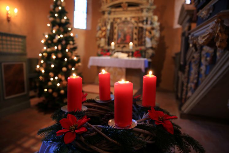 Adventskranz mit vier Kerzen in der St. Petri Kirche in Magdeburg