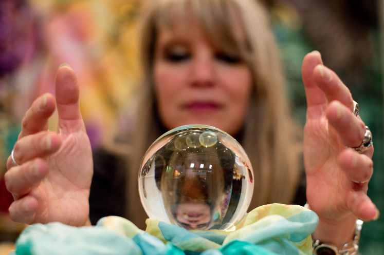 Die Wahrsagerin Sonja Catarina Benandanti blickt am 03.10.2014 auf der Esoterik-Messe in Stuttgart (Baden-Württemberg) in eine Kristallkugel.