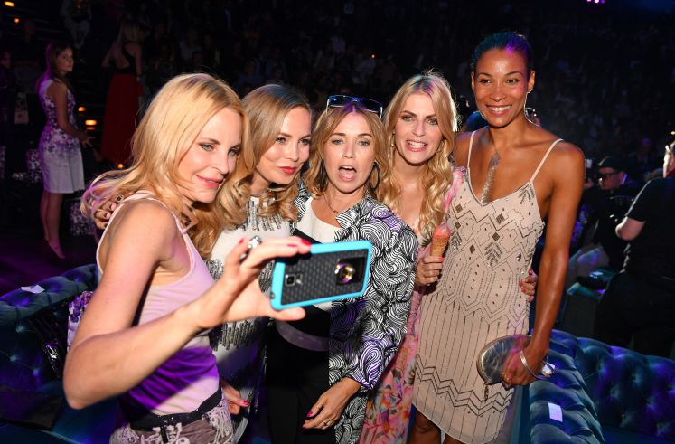 Models auf der Berliner Fashion-Week machen ein Selfie