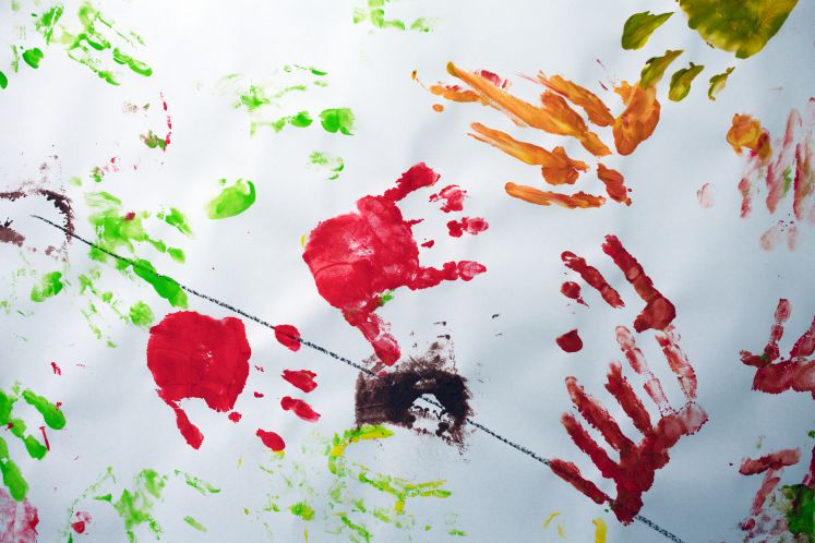 Bunte Handabdrücke von Kita-Kindern