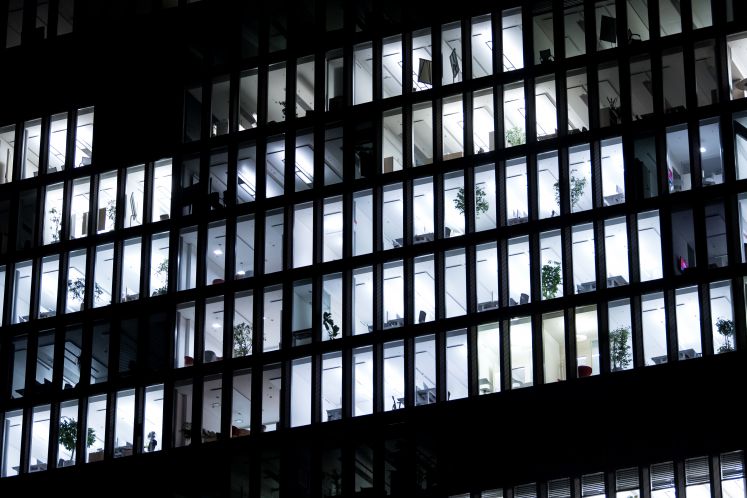 Licht brennt am 23.11.2017 in einem Bürogebäude in München (Bayern). 