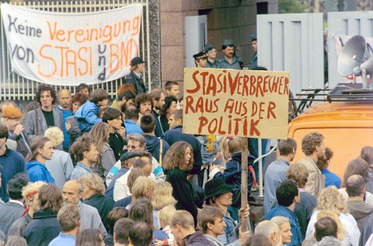 Aus Solidarität mit den Besetzern der Stasi-Zentrale in Ostberlin demonstrieren am 05.09.1990 mehrere hundert Sympathisanten vor dem Gebäude. Am 04.09.1990 haben Bürgerrechtler die ehemaligen Zentrale des Ministeriums für Staatssicherheit (MfS) in Berlin Lichtenfeld besetzt, um die Vernichtung von Stasi-Akten bzw. deren Verlagerung in das Bundesarchiv nach Koblenz zu verhindern.