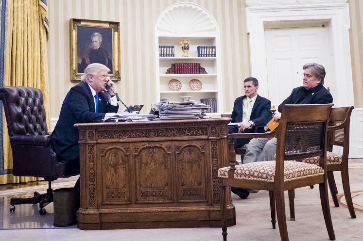 US-Präsident Donald Trump im Oval Office mit seinem damaligen Berater Steve Bannon