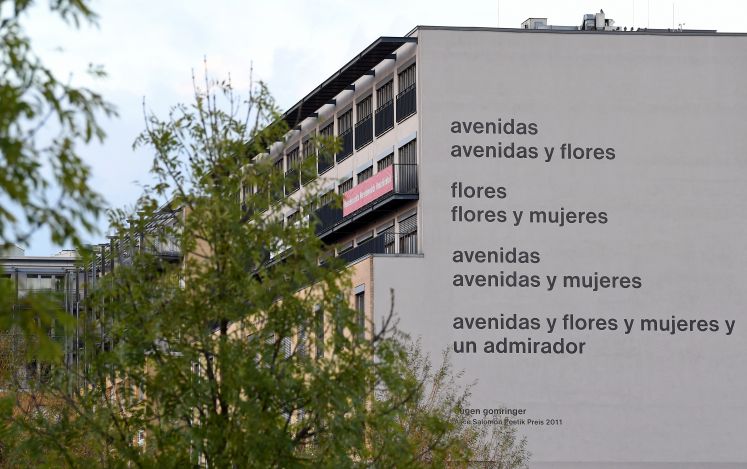 Die Fassade der Alice-Salomon-Hochschule mit dem Gedicht von Eugen Gomringer